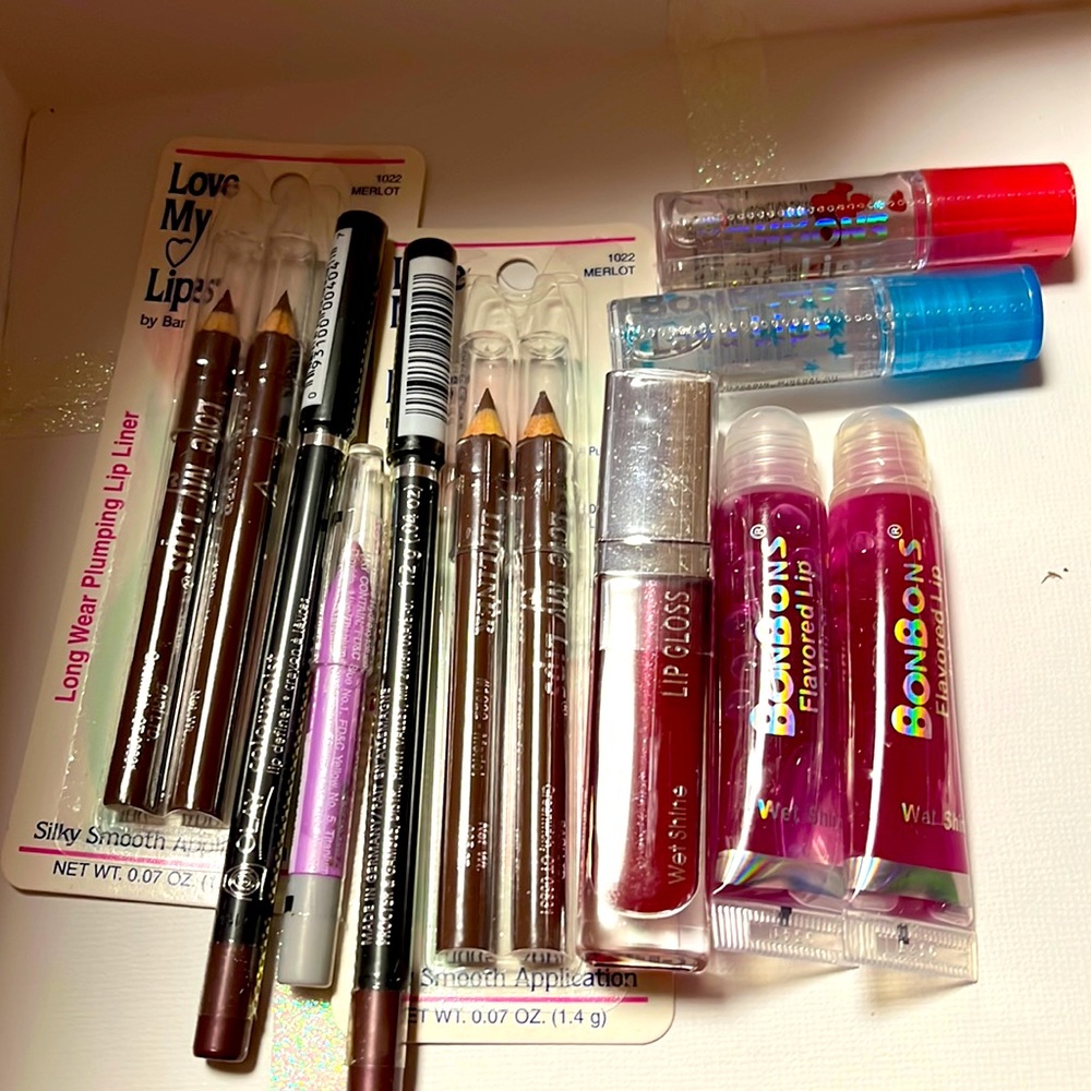 7 pc lipliners, 2 pc bonbon lip gloss, 2 pc flavored lip juicer, 1pc lip gloss